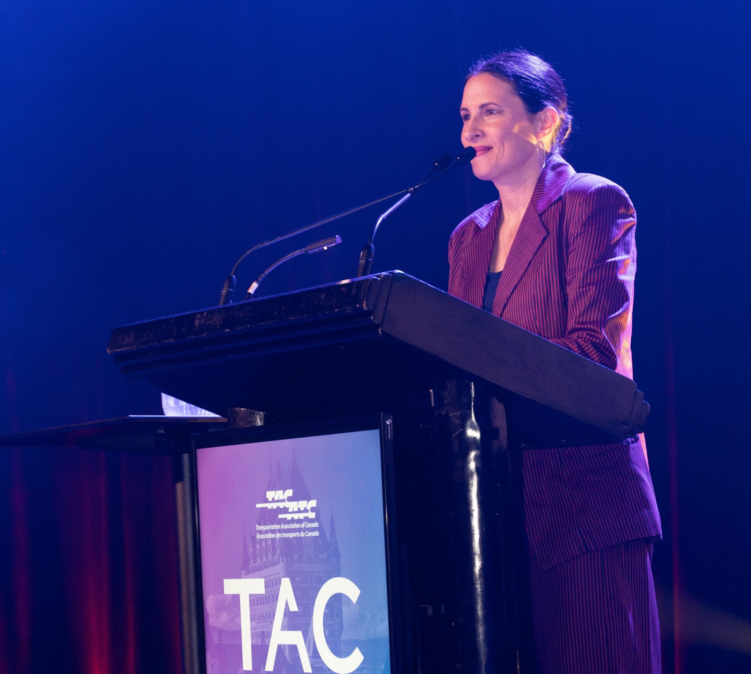 Animatrice sur scène congrès transport Québec devant 1700 participants