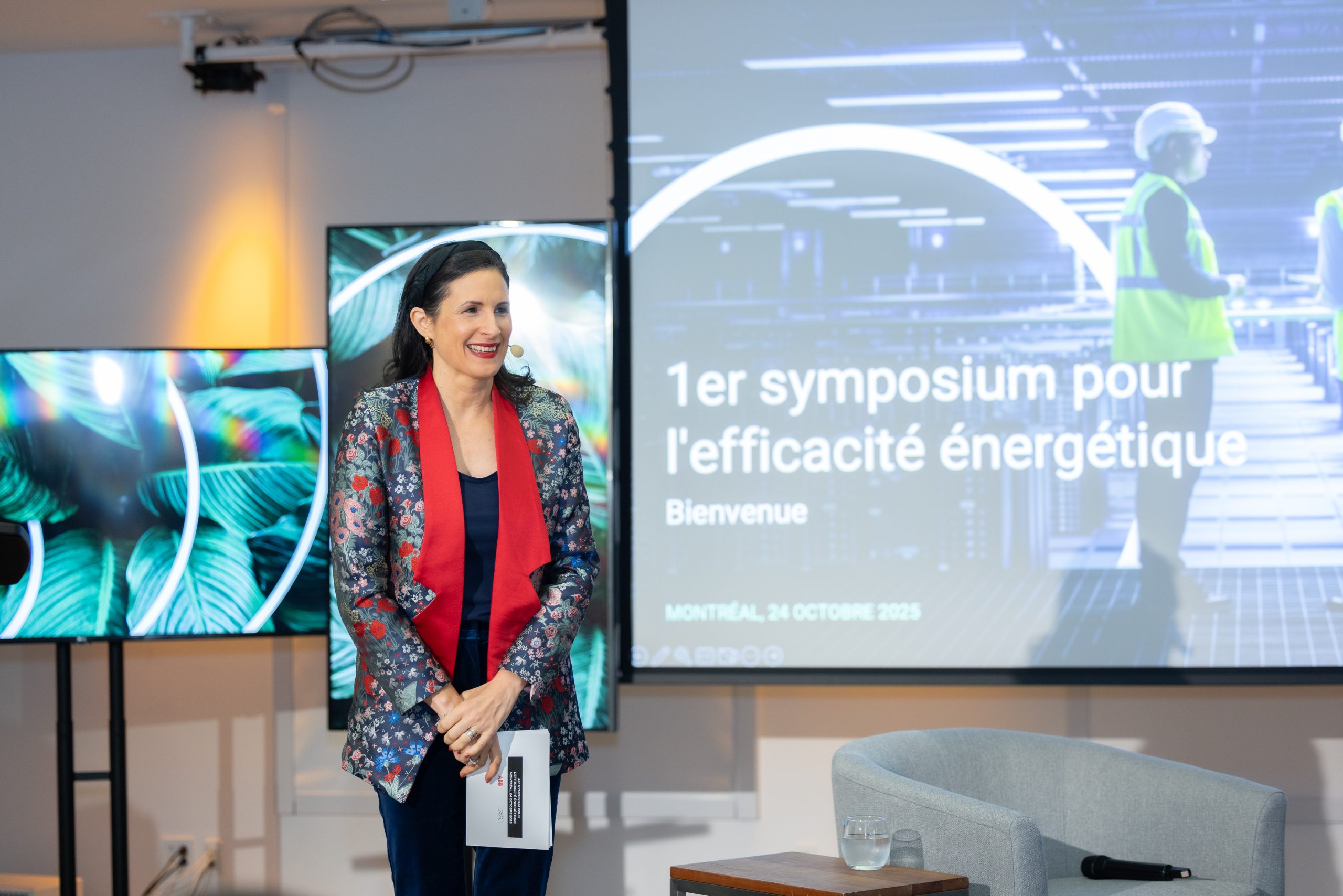 Animatrice sur scène au symposium efficacité énergétique Québec avec Hydro-Québec