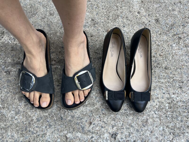 Animatrice d’événements changeant talons contre Birkenstock après un événement